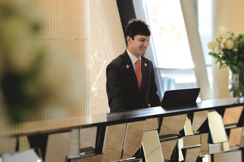Qabila Westbay Hotel By Marriott Doha Exterior foto A student at the University of Westminster