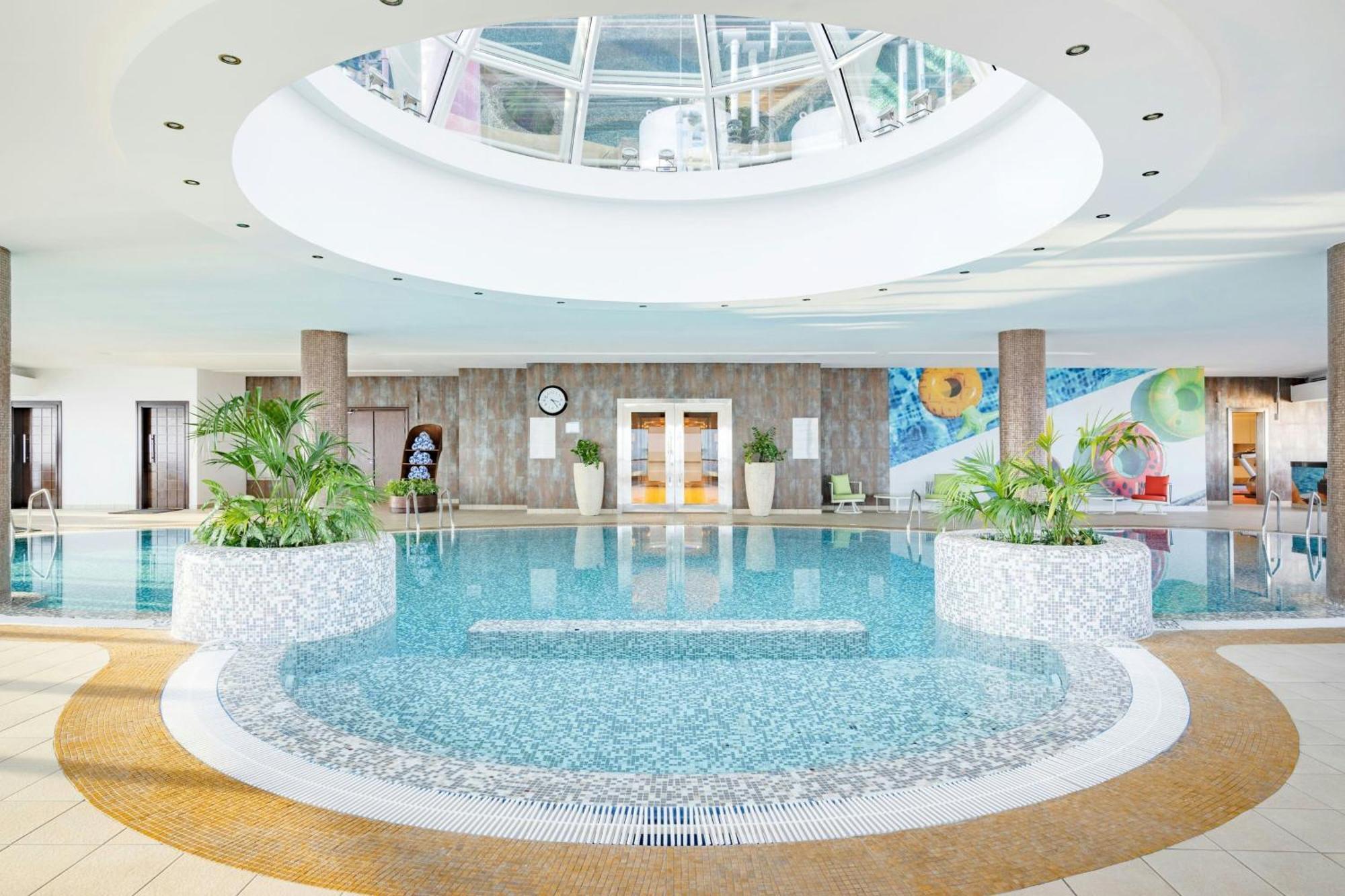 Qabila Westbay Hotel By Marriott Doha Exterior foto The swimming pool at the hotel
